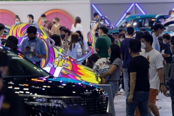 กล้องติดรถยนต์ บรรยากาศงาน MOTOR EXPO 2023: ผู้คนชมรถยนต์ตกแต่งสีสันสดใส