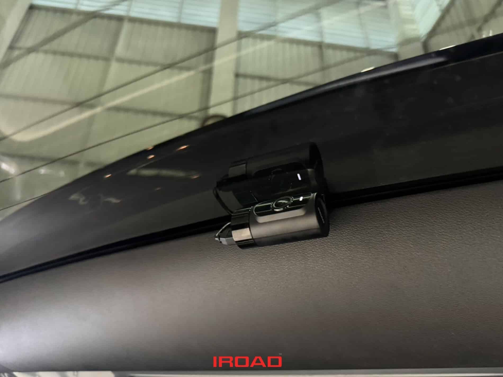 กล้องติดรถยนต์ กล้องบันทึกเหตุการณ์หลัง IROAD FX2 PRO ติดตั้งในรถ HYUNDAI STARIA