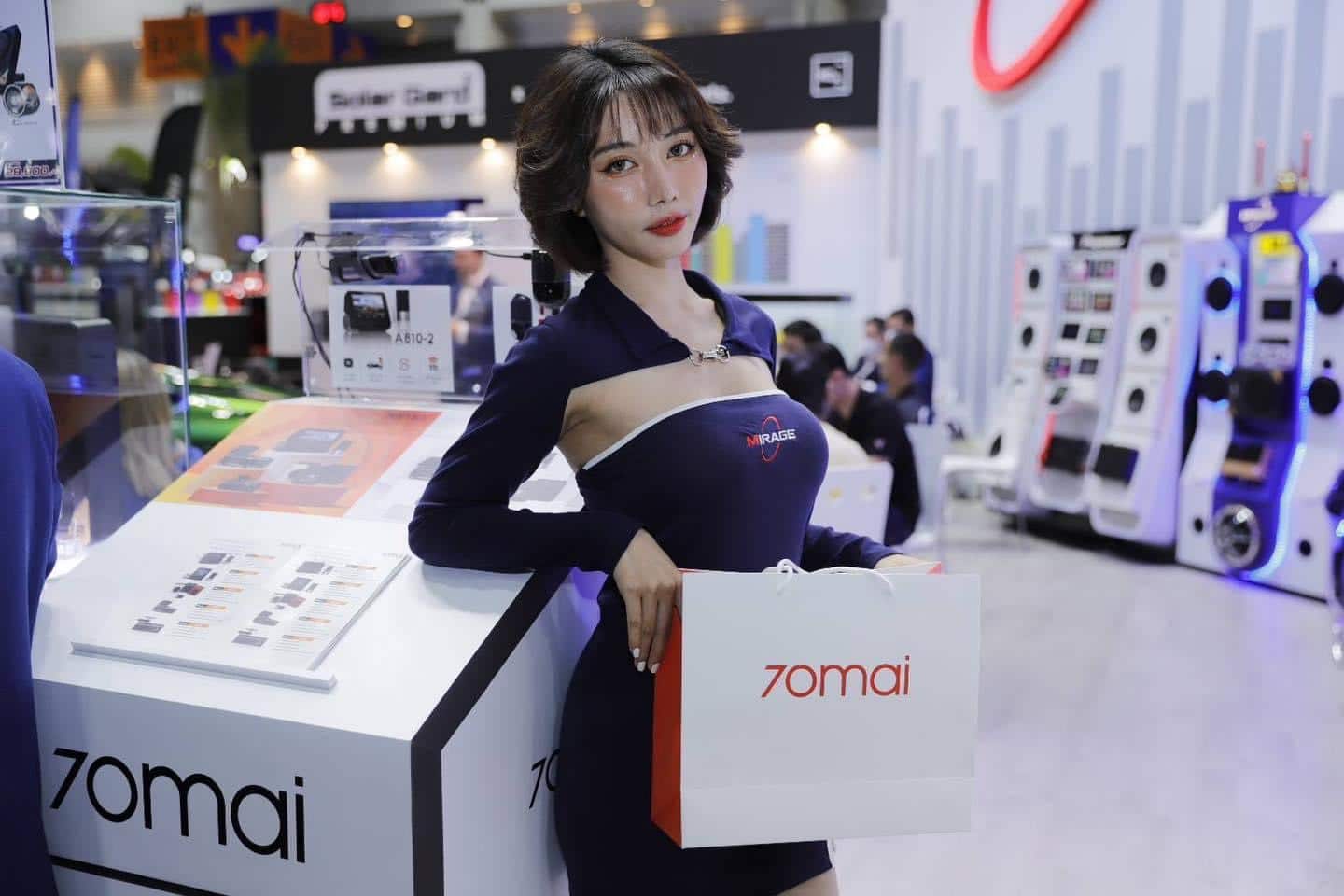 กล้องติดรถยนต์ พริตตี้ถือถุง 70mai ที่บูธ MIRAGE AUDIO ในงาน MOTOR EXPO 2023