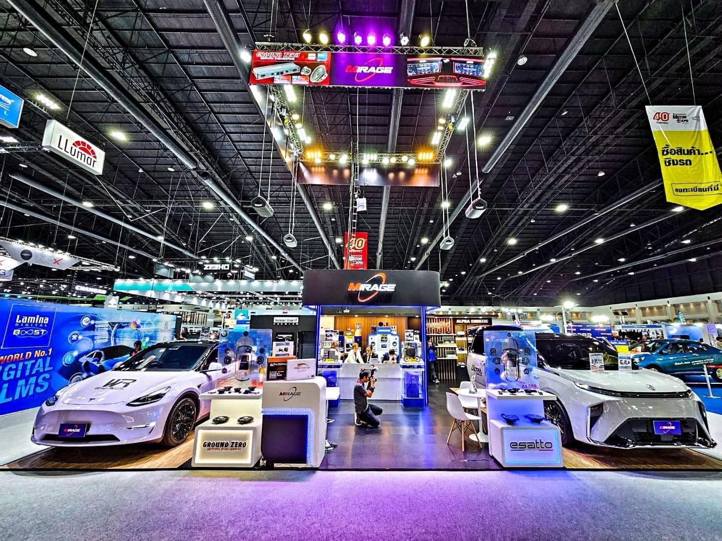 กล้องติดรถยนต์ บูธ MIRAGE AUDIO ในงาน MOTOR EXPO 2023 พร้อมรถยนต์, ป้ายโปรโมชั่น, และผลิตภัณฑ์เครื่องเสียง