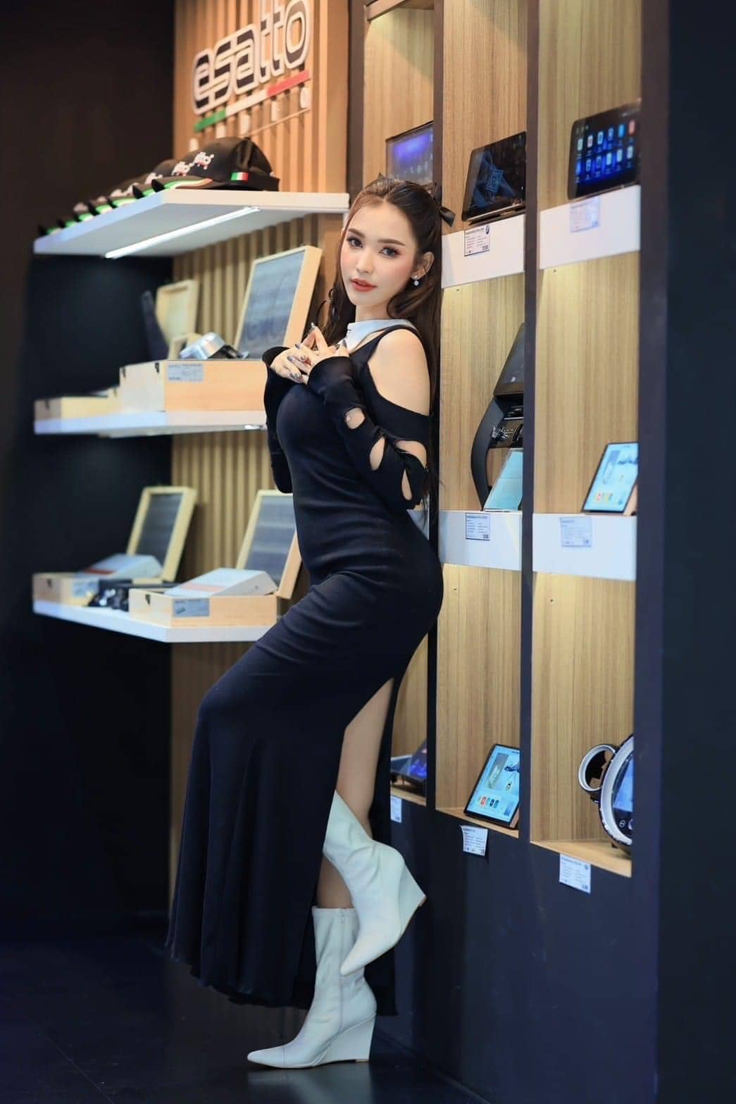 กล้องติดรถยนต์ หญิงสาวสวยในชุดดำโพสท่าในงาน MOTOR EXPO 2023 ที่บูธ MIRAGE AUDIO