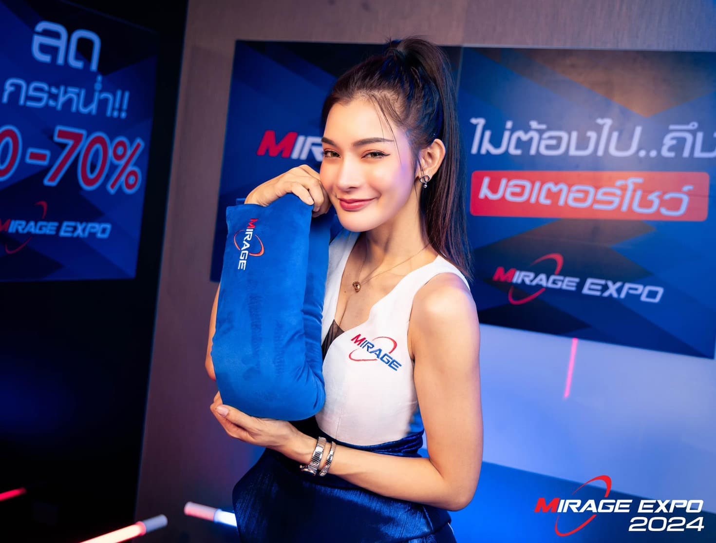 กล้องติดรถยนต์ พริตตี้ถือหมอนมิราจ เอ็กซ์โป 2024 งานมอเตอร์โชว์ ลดกระหน่ำ 0-70%