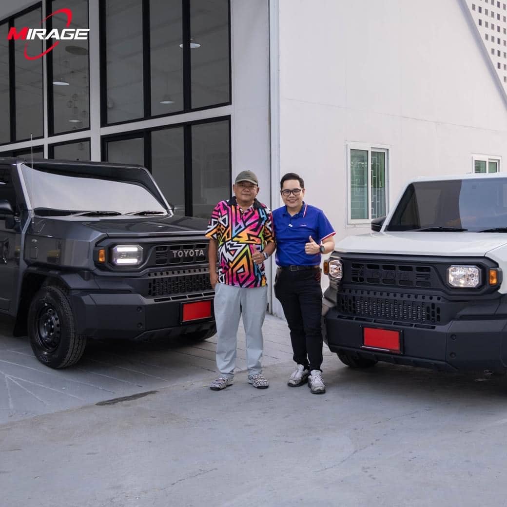 กล้องติดรถยนต์ รถยนต์ Toyota ขนาดเล็กสองคันในงาน MIRAGE EXPRO Motor Show 2024 พร้อมผู้ชายสองคน